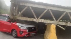 云顶巴士疑刹车失灵撞垮车棚 休旅车遭压毁